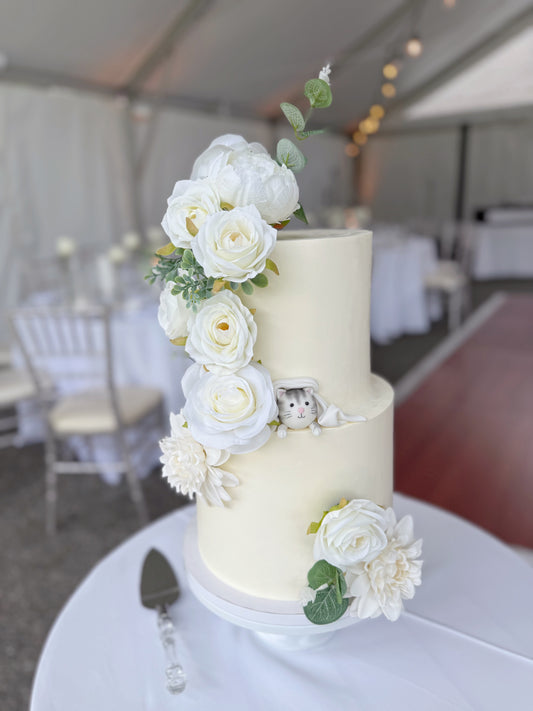 Hiding cat wedding cake