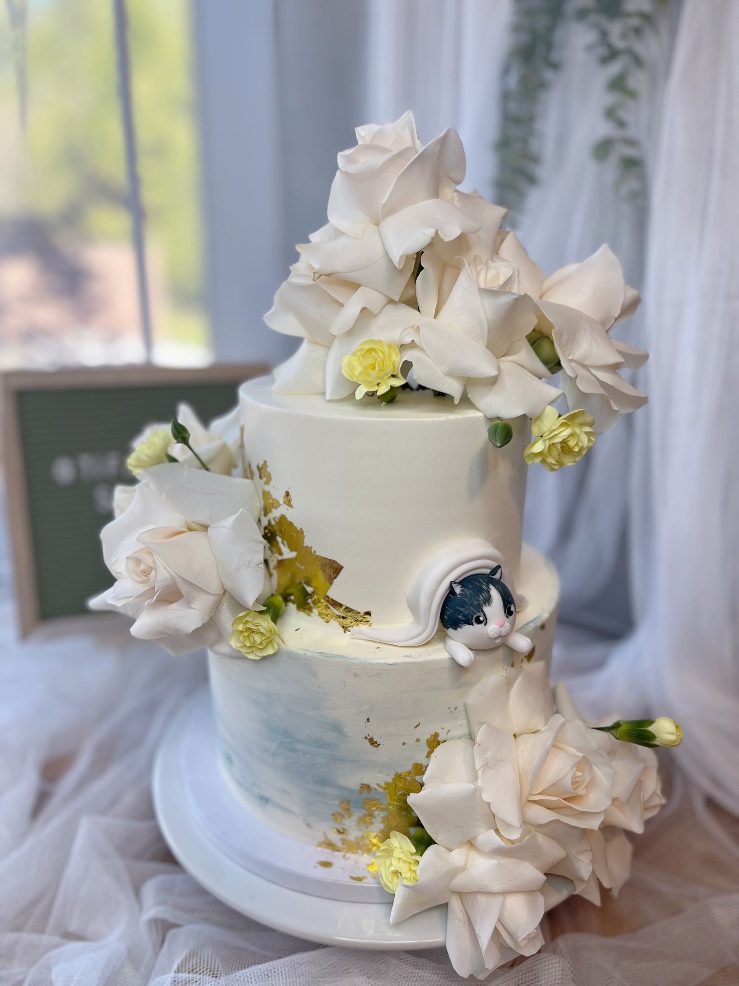 Classic roses wedding cake