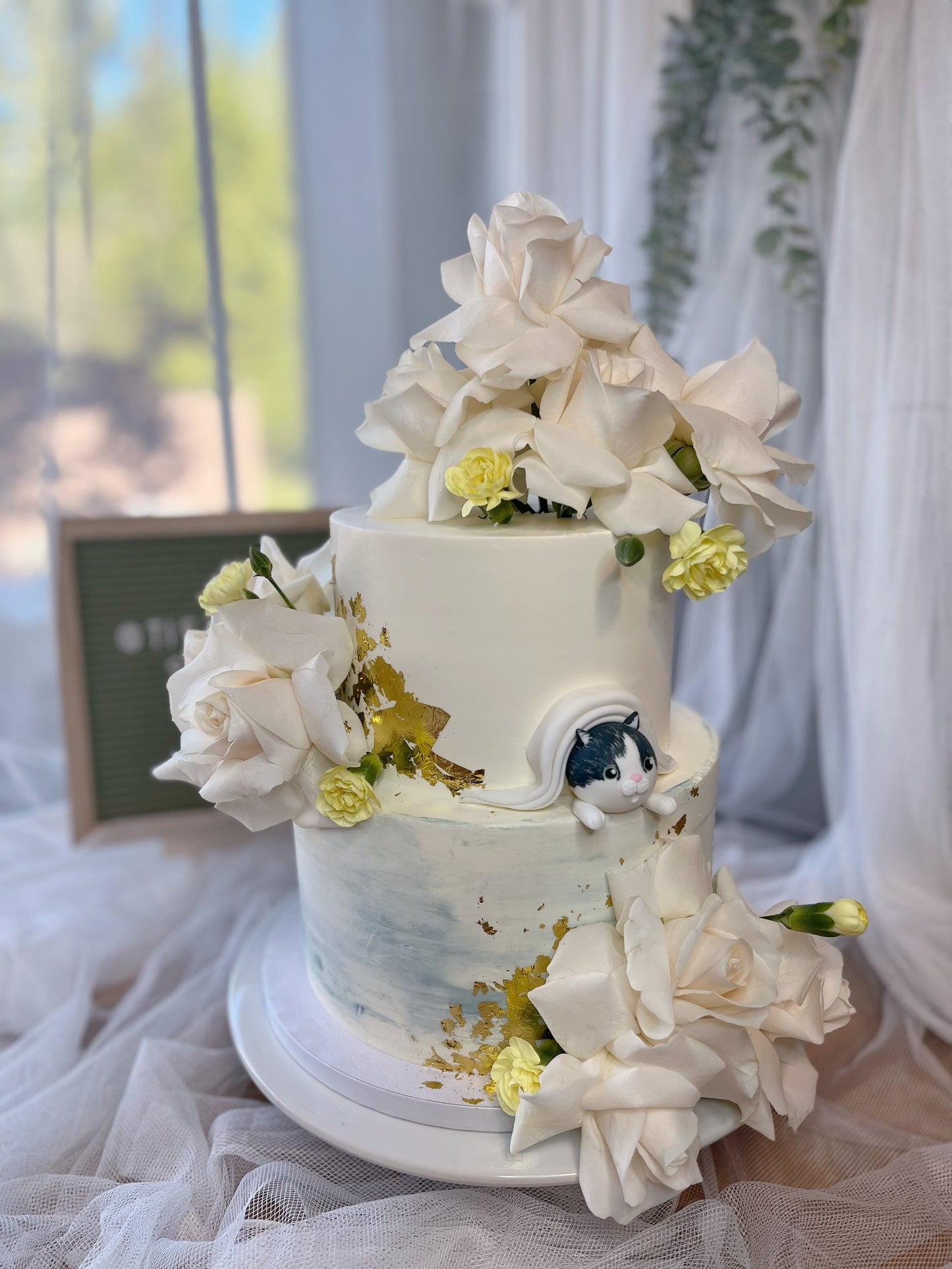 Classic roses wedding cake