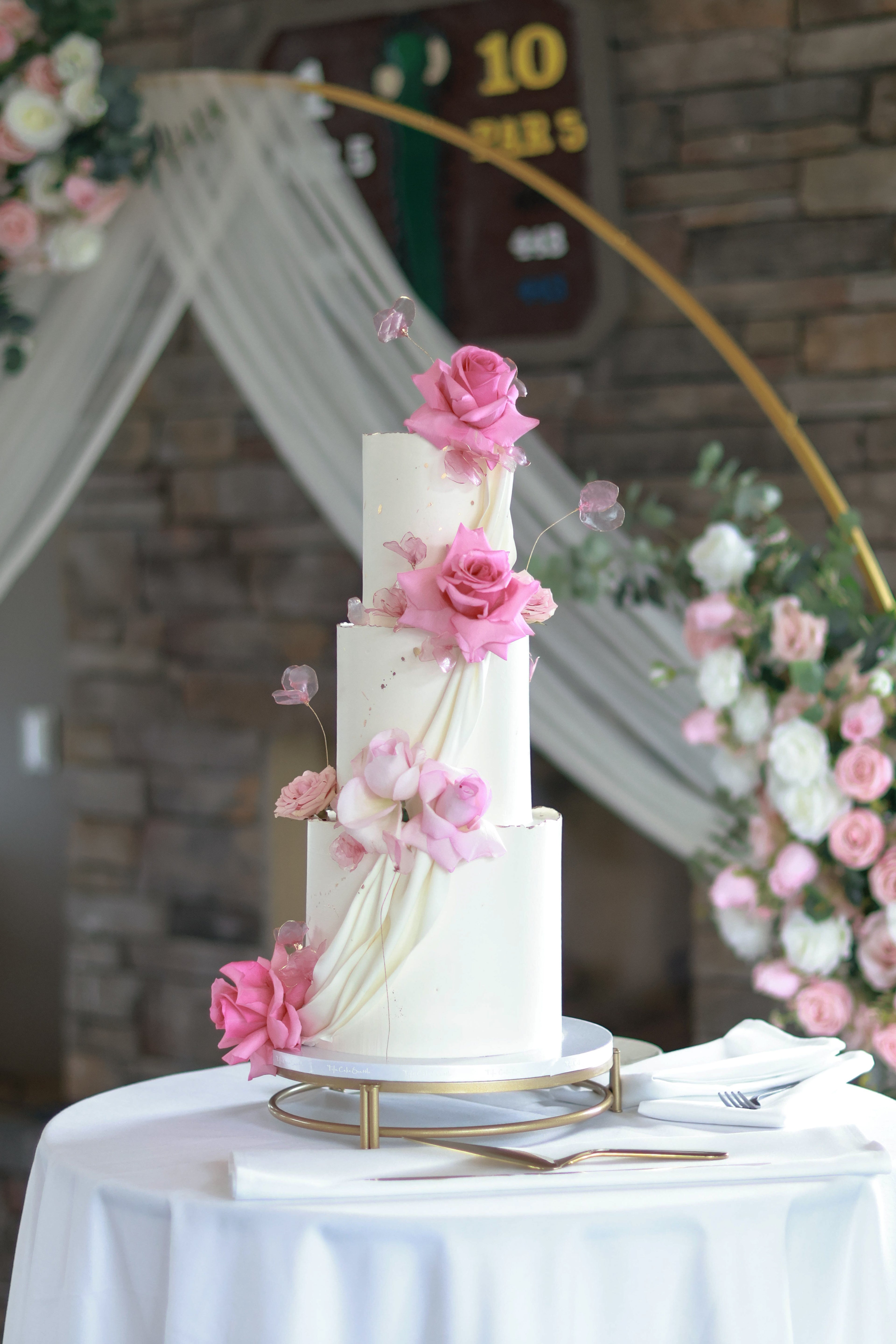 Pink roses wedding cake