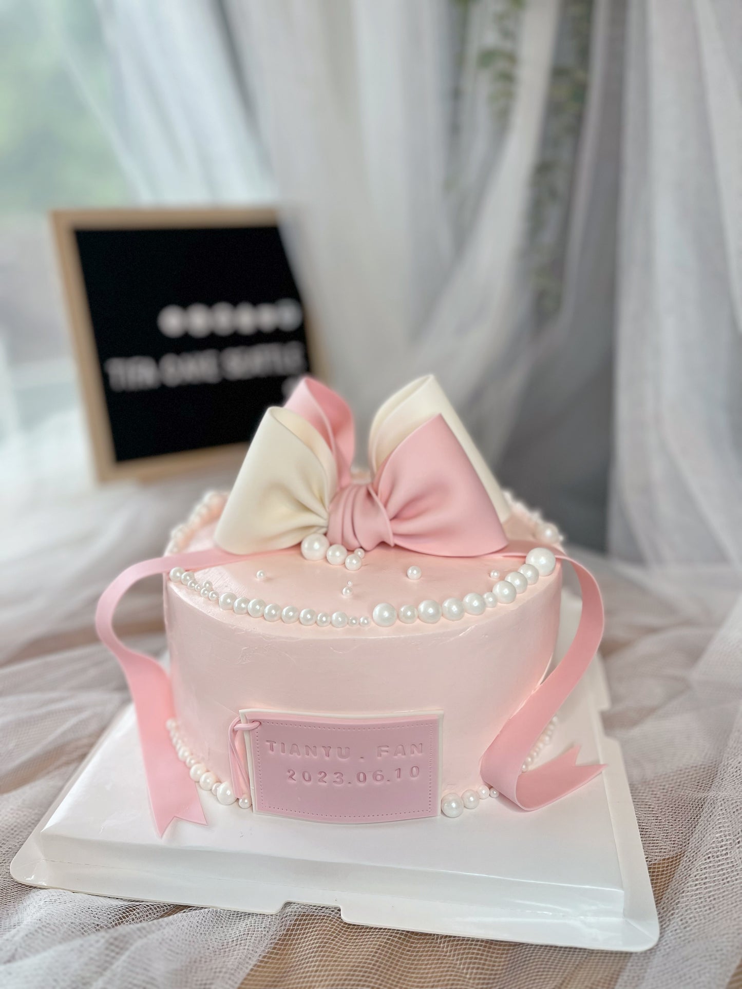 Bow cake