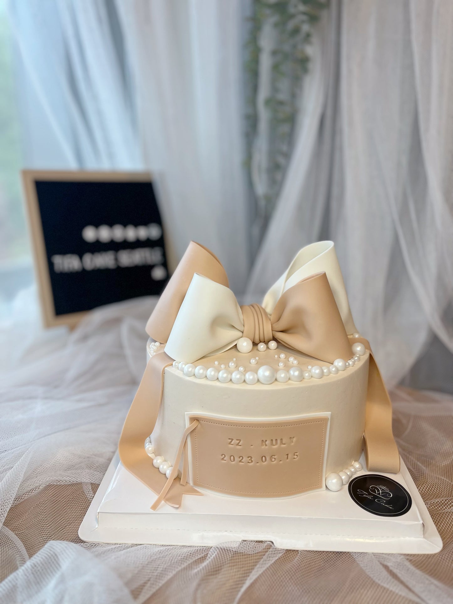 Bow cake