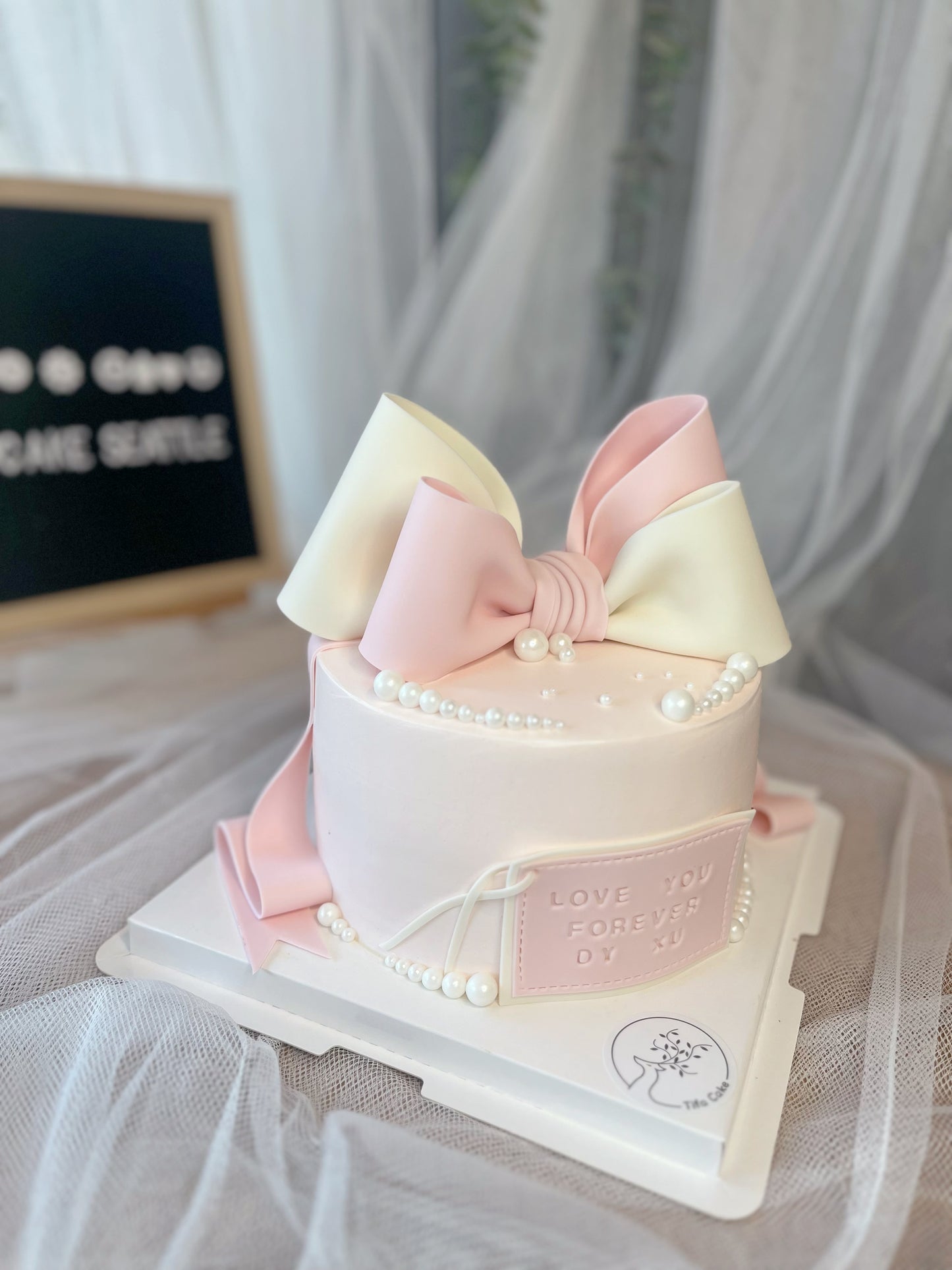 Bow cake